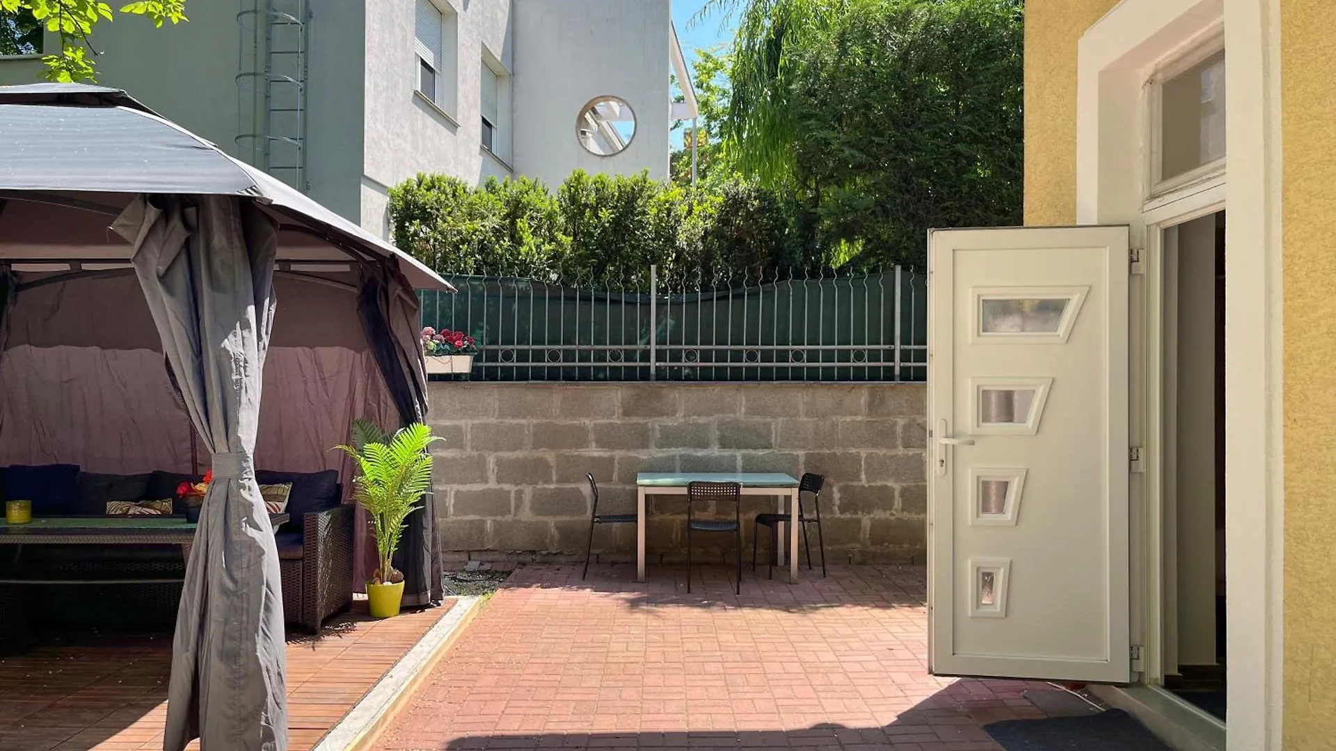 Brand New Garden Flat / Free Parking Appartement Boedapest