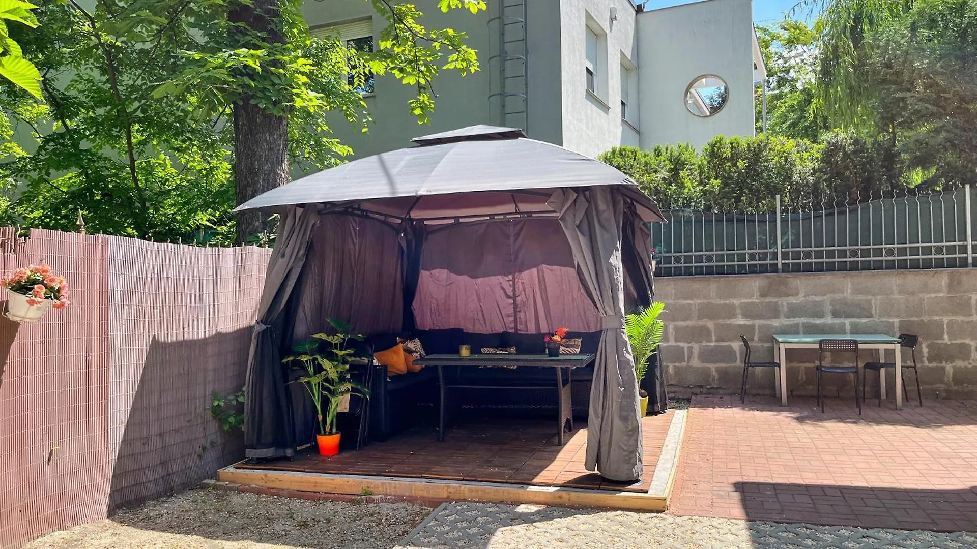 Brand New Garden Flat / Free Parking Appartement Boedapest 0*,